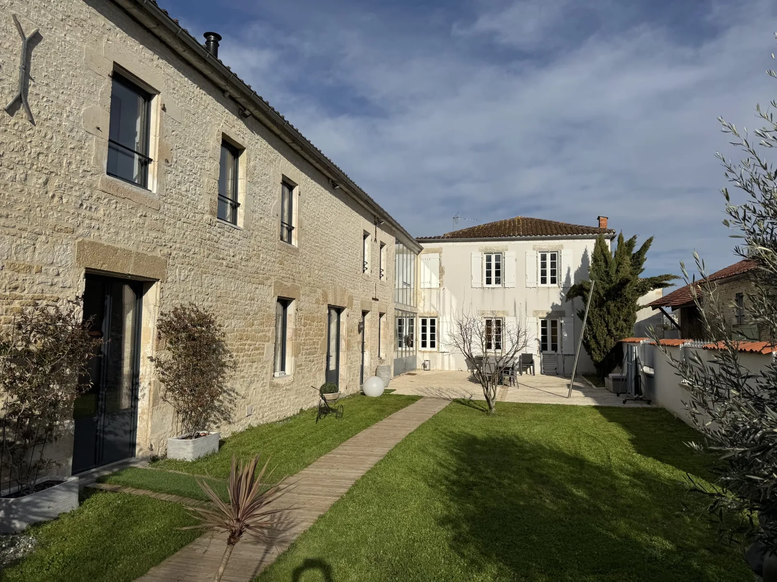 Le gîte Ericarclem à Aigrefeuille-d'Aunis, longère en pierre et son jardin